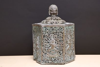 Tibet, XIXe
Lanterne hexagonale, en cuivre...