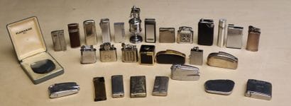 Collection de vingt neuf briquets. 
H. :...