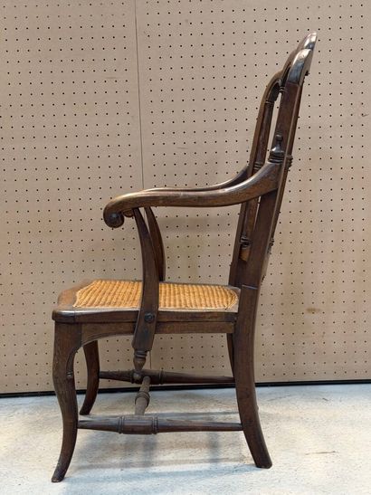 Fauteuil americain, assise cannée. 
Début...