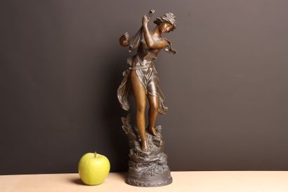 La Joueuse de mandoline. 
Sculpture en régule....