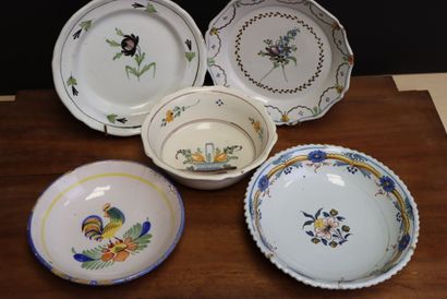 Lot de faïence: 
Deux assiettes, deux assiettes...