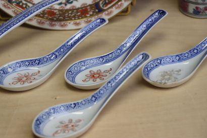 Assiette creuse, vase rouleau, boite et cinq...