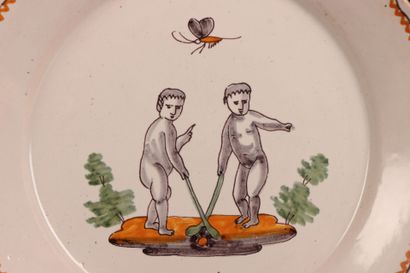 NEVERS fin XVIII°:
Assiette à décor d'amours...