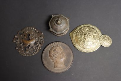 Encrier en bronze, cache serrure en bronze,...