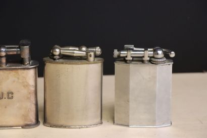 Cinq briquets de table. 
H. : de 7 à 11 ...