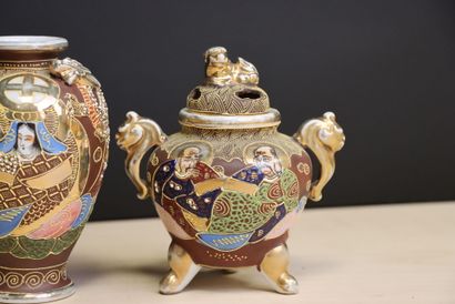 Satsuma. 
Deux paires de vases et deux brules...
