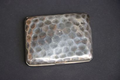 Quatre étuis à cigarettes et un tube à cigare....