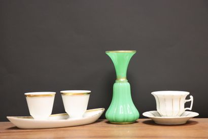 Lot comprenant:
Confiturier, vase en opaline...