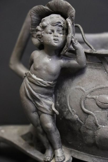HERING Jardinière en étain Art Nouveau. 
15...