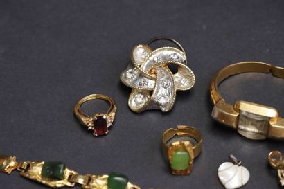 Lot de bijoux fantaisie des années 1950:...