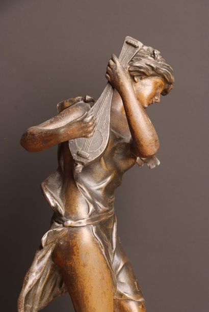 La Joueuse de mandoline. 
Sculpture en régule....