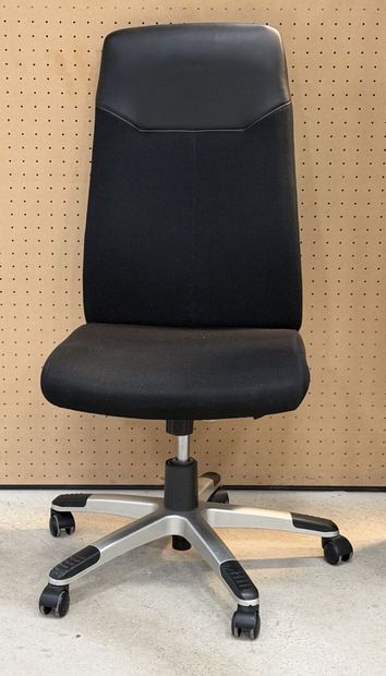 Chaise de bureau pivotante à roulettes. 
H....