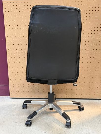 Chaise de bureau pivotante à roulettes. 
H....