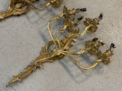 Deux appliques en bronze à cinq lumières....