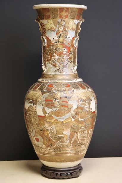 Grand vase en faïence de Satsuma sur socle...