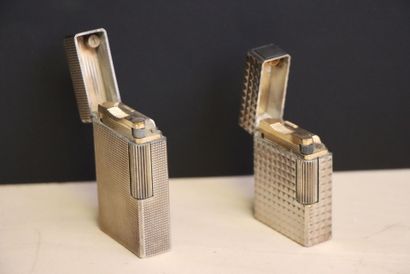 DUPONT. 
Deux briquets en métal argenté....