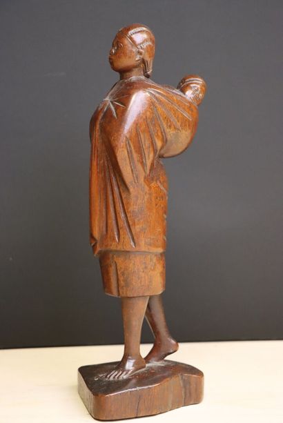 Trois têtes africaines en pierre sculptée,...