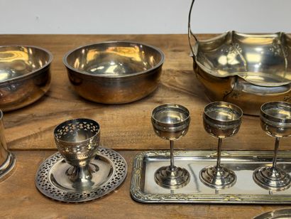 Lot de pièces en métal argenté; panier, coupes,...
