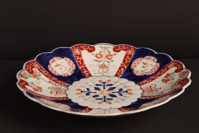 Plat en porcelaine IMARI
H: 33.5 cm.
