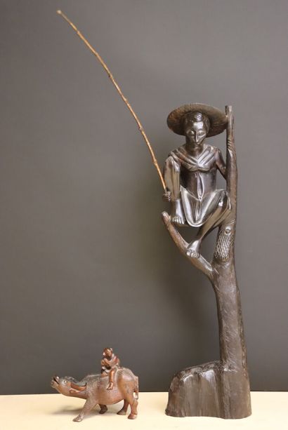Pêcheur perché sur une branche et personnage...