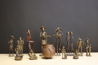 Douze sculptures africaines en bronze et...