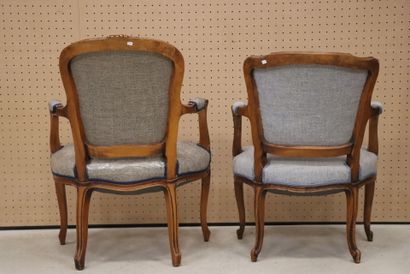 Deux fauteuils cabriolets de style Louis...