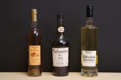 Calvados. 
Trois bouteilles. 
70 cl, 70 cl...