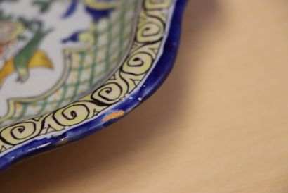 Nevers. 
Quatre petites assiettes en faïence....