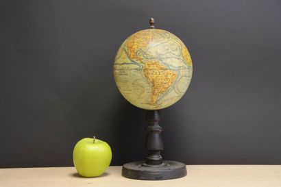 Globe terrestre en carton par Forest, pietement...