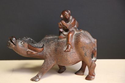 Pêcheur perché sur une branche et personnage...
