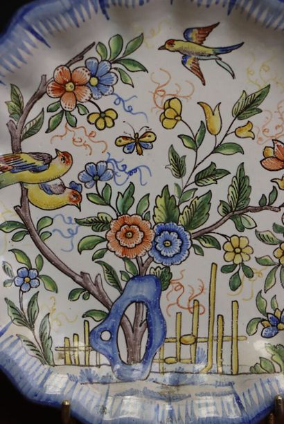 Nevers. 
Quatre petites assiettes en faïence....
