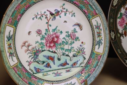Huit assiettes en porcelaine de Chine XX°
D....