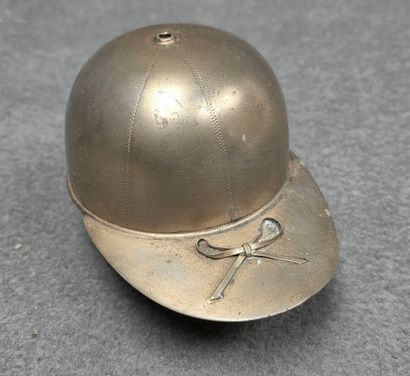 Deux boites en laiton XX°: casquette de jockey...