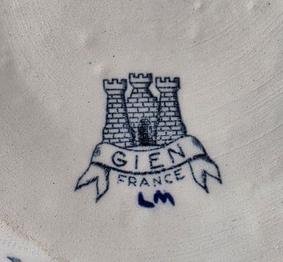 GIEN: deux vases en faience à décor cachemire.
H:...