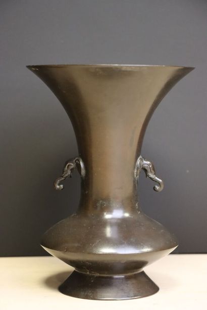 ASIE XX° Deux vases en bronze patiné
H.20...