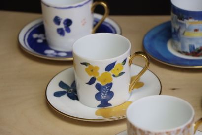 Dix tasses et soucoupes en porcelaine à décors...