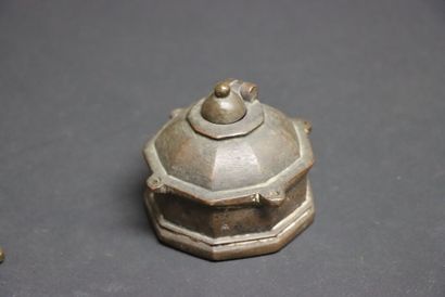 Encrier en bronze, cache serrure en bronze,...