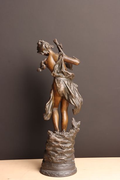 La Joueuse de mandoline. 
Sculpture en régule....
