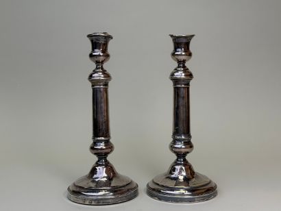 Paire de bougeoirs en argent doublé.
H: 27...