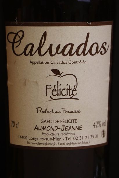 Calvados. 
Trois bouteilles. 
70 cl, 70 cl...