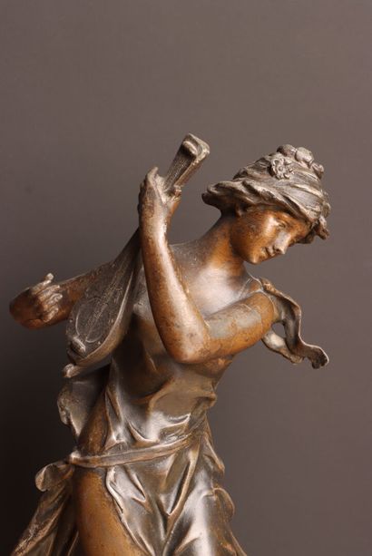 La Joueuse de mandoline. 
Sculpture en régule....