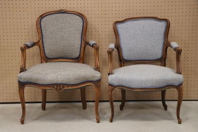 Deux fauteuils cabriolets de style Louis...