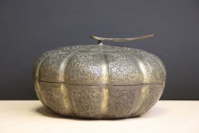 Boite en forme de citrouille en tôle ciselée
Chine...