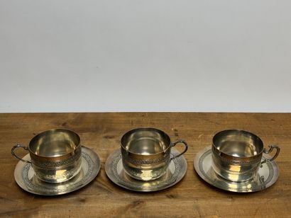 Paire de grandes tasses en métal argenté
On...
