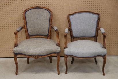 Deux fauteuils cabriolets de style Louis...