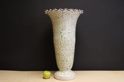 Porte parapluie en faience. 
H. :69 cm. 
petite...