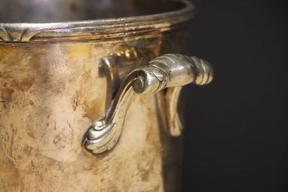 ERCUIS: Seau à rafraichir en métal argenté.
H:...