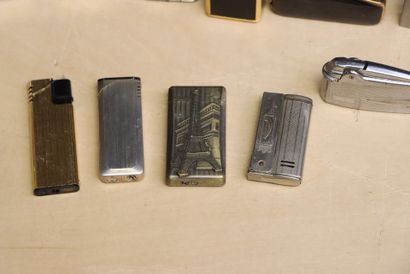 Collection de vingt neuf briquets. 
H. :...