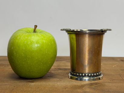 Timbale en argent soulignée d'une frise de...