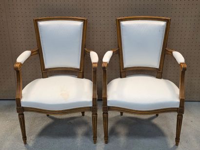 Paire de fauteuils cabriolets de style Louis...